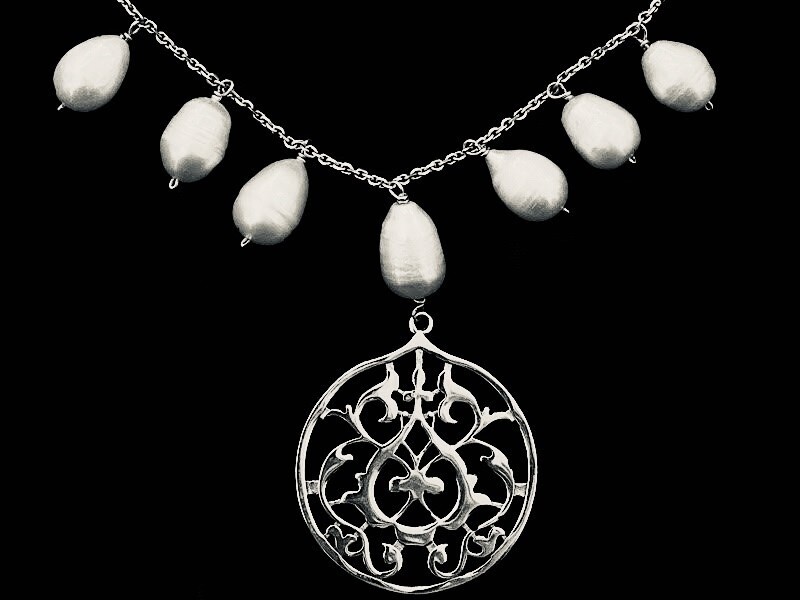 SILVER CHAIN WITH PEARLS & ROUND ARABESQUE