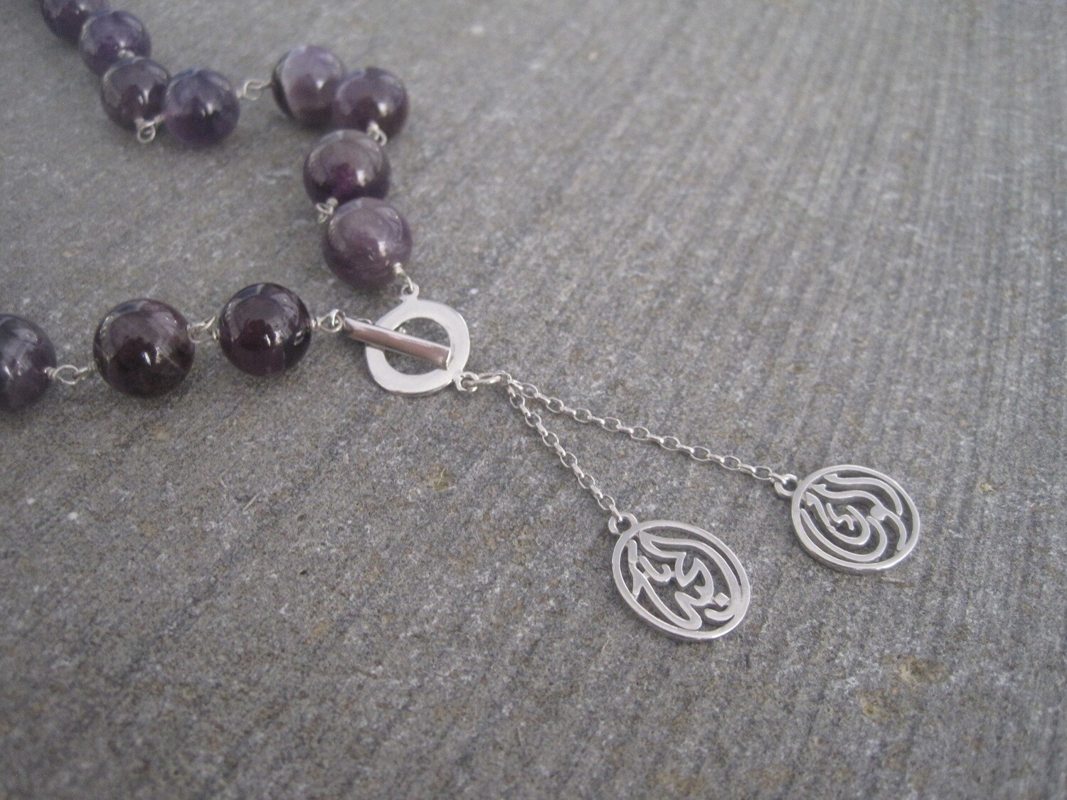 STONE WIRE NECKLACE WITH FRONT CLOSURE AND SALAM WORDS ON CHAIN TASSEL