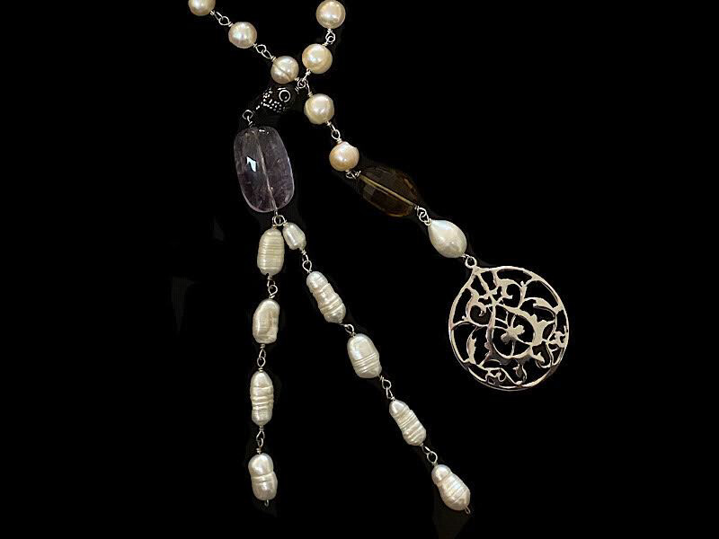 PEARL TIE NECKLACE WITH ROUND ARABESQUE
