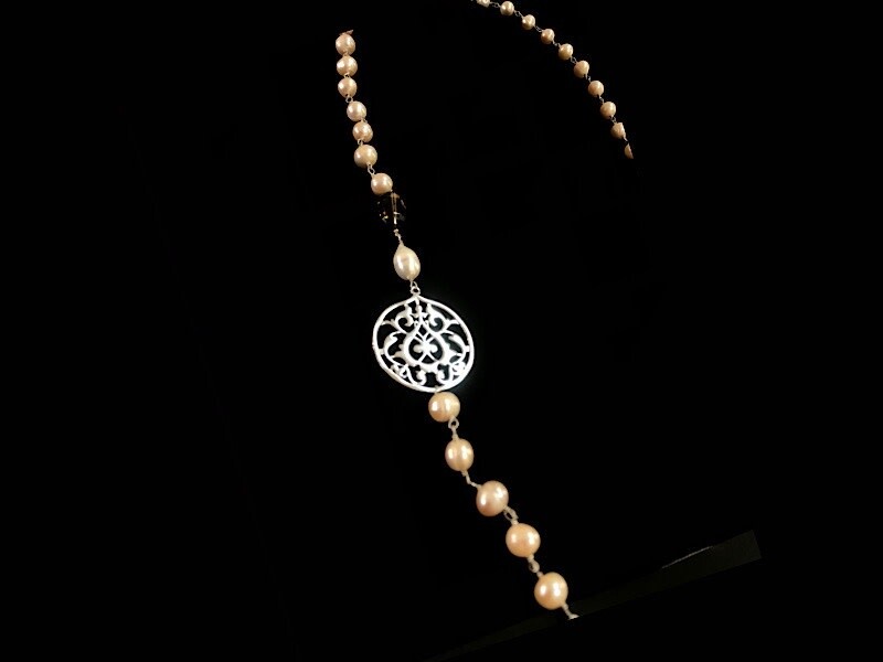 LONG PINK PEARL NECKLACE WITH ROUND ARABESQUE AND CUT STONE