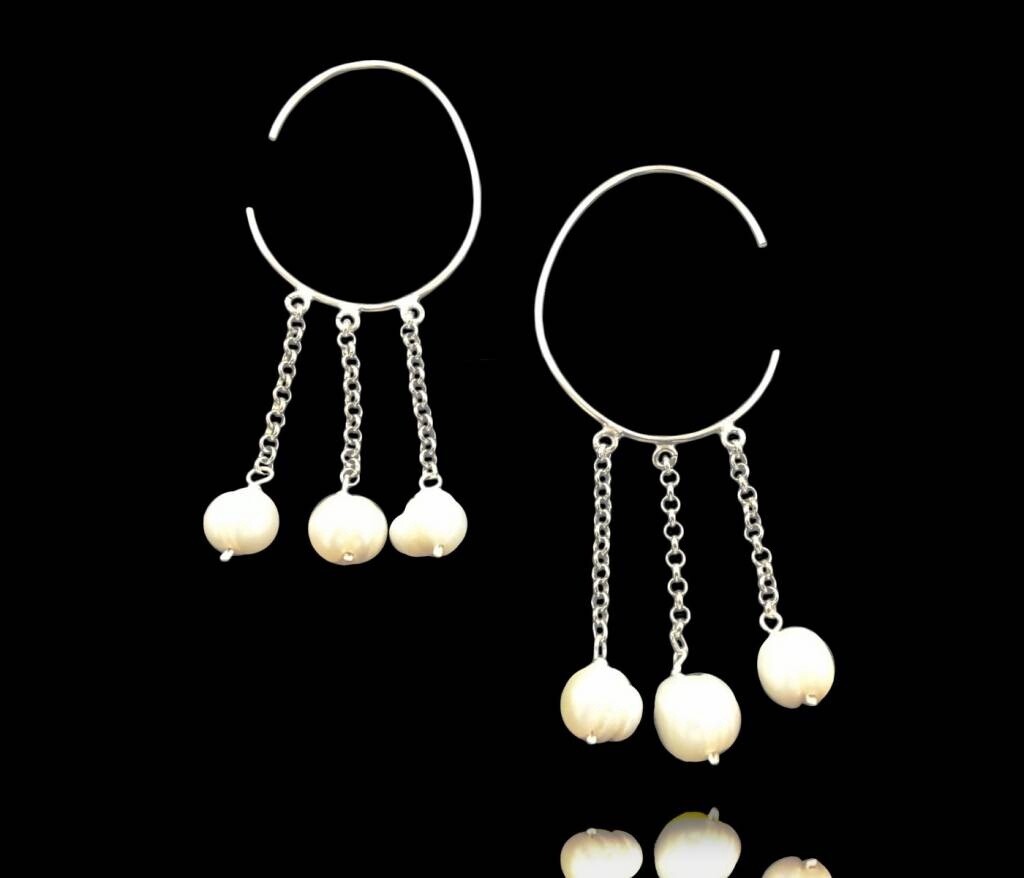 LARGE HOOP EARRINGS WITH CHAINS AND PEARLS
