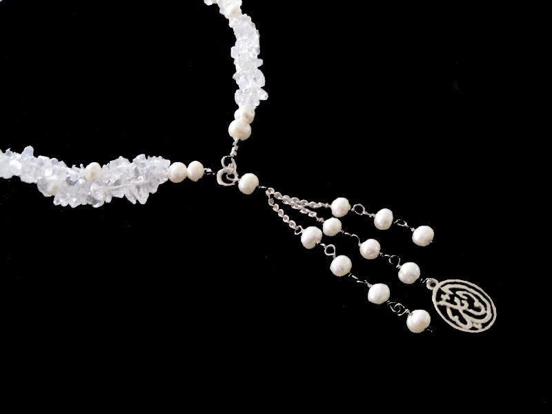 TUMBLED STONE NECKLACE WITH FRONT CLOSURE. TASSEL AND WORD