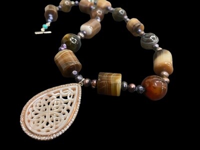 Agate Necklace With Mother Of Pearl Arabesque Pendant