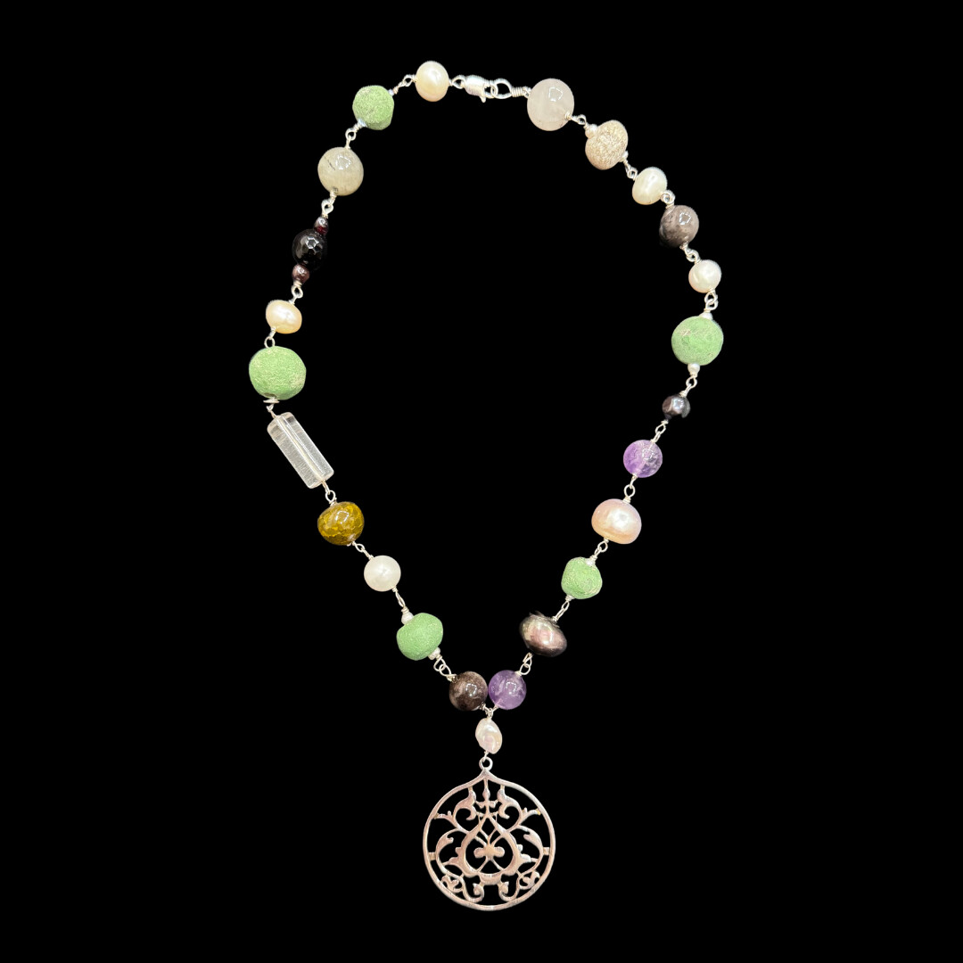 Kunouz Necklace With Round Arabesque