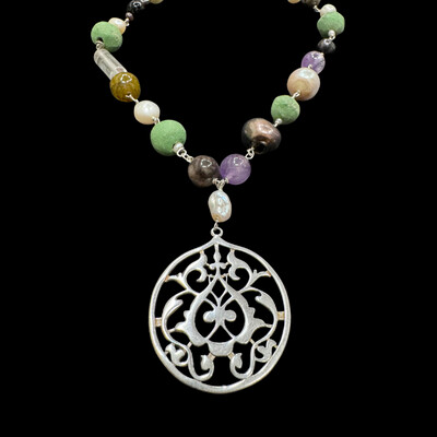 Kunouz Necklace With Round Arabesque