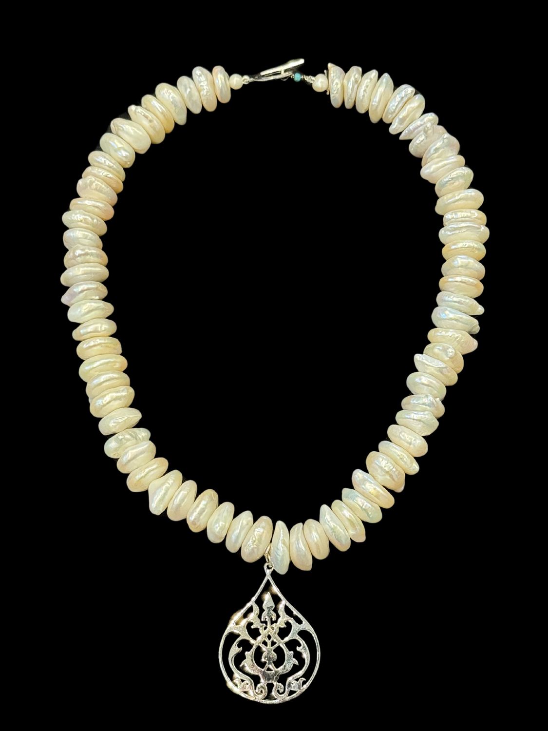 Button Pearl Necklace With Arabesque Pendant