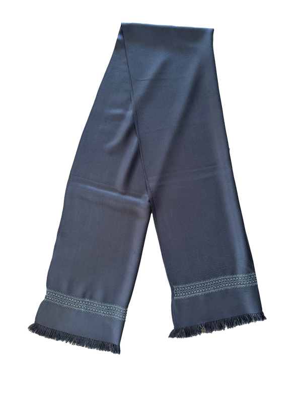 The Men&#39;s Scarf in Steel Grey with Embroidery on Both Sides