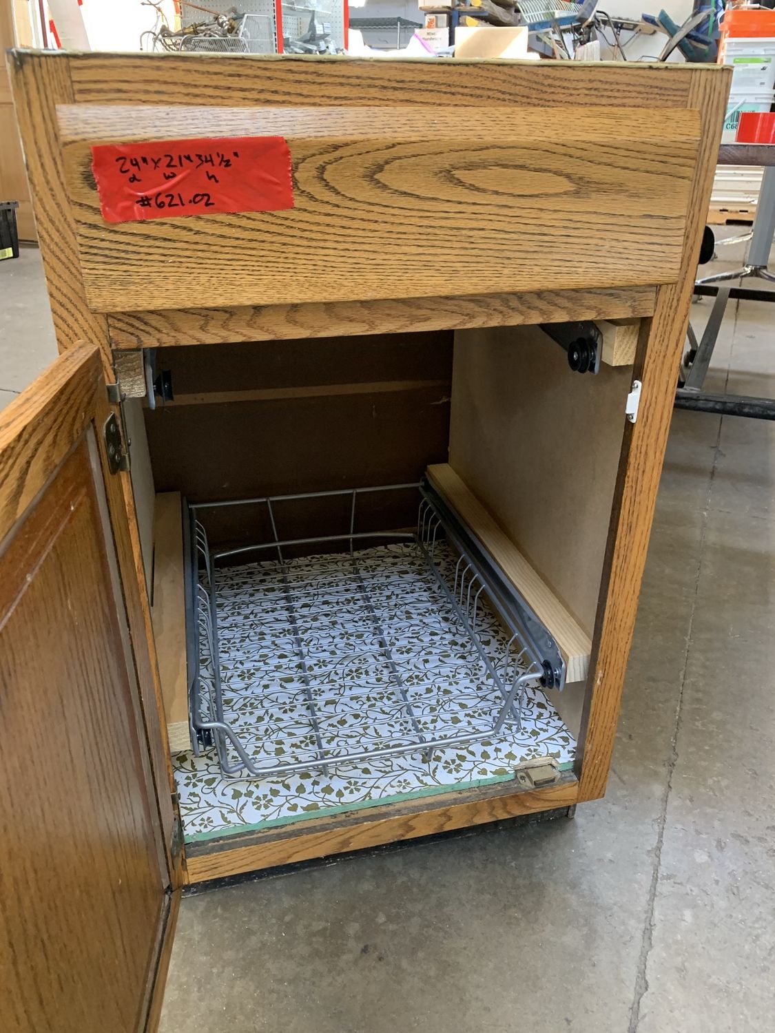 24&quot; Oak Base Cabinet – Pullout Wire Basket &amp; Drawer 621.01