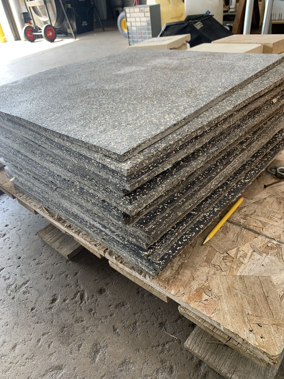 18&quot; x 18&quot; Recycled Rubber Flooring Tiles – Speckled Gray 715.05