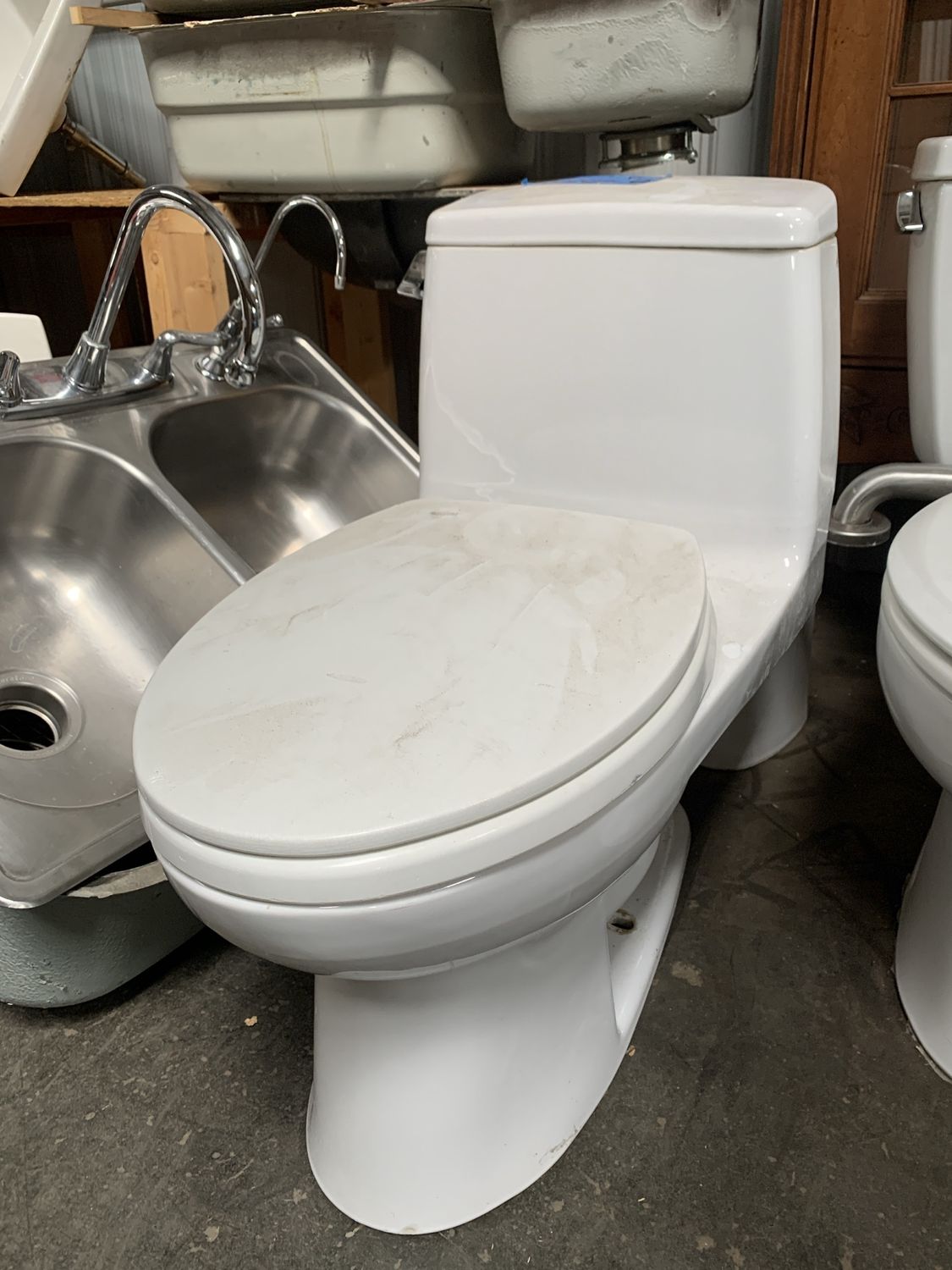 TOTO One-Piece Toilet – 1.6 GPF, Soft-Close Lid, Elongated Bowl 722.07