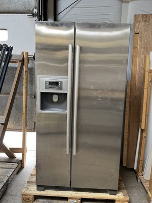 Bosch Side-by-Side Refrigerator/Freezer – Stainless Steel