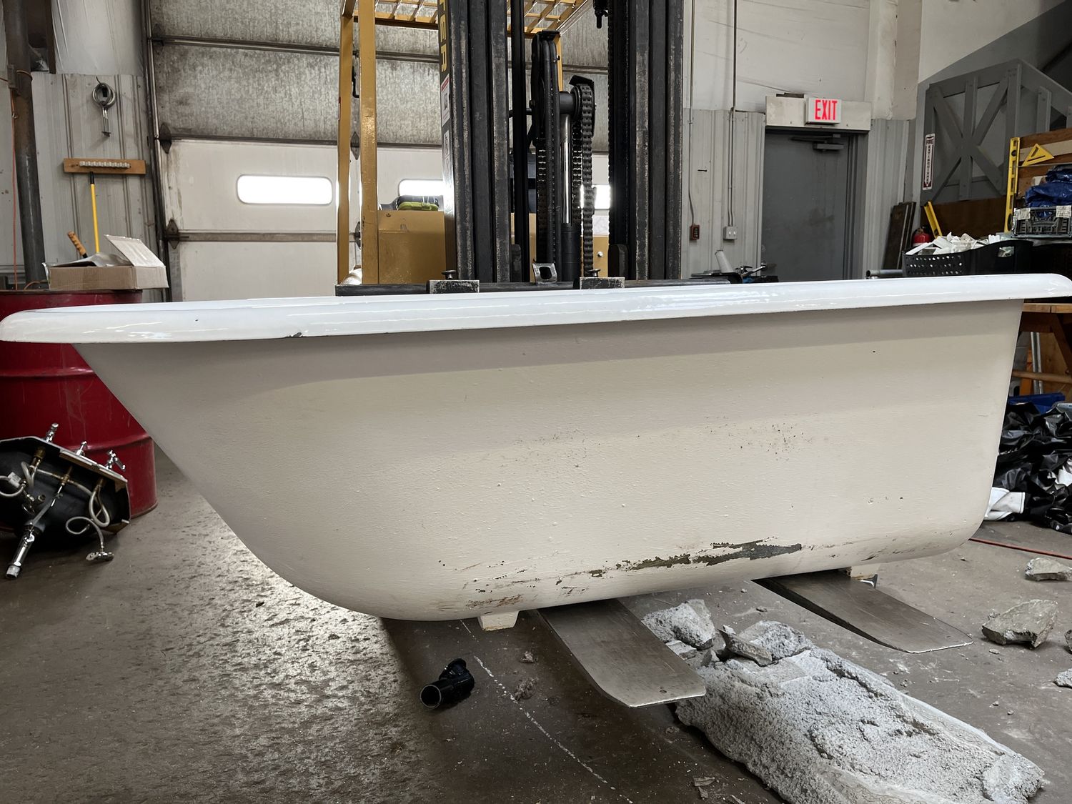 Vintage Cast Iron Clawfoot Bathtub with Brass Fixtures – 60 in x 30 in [815.12]