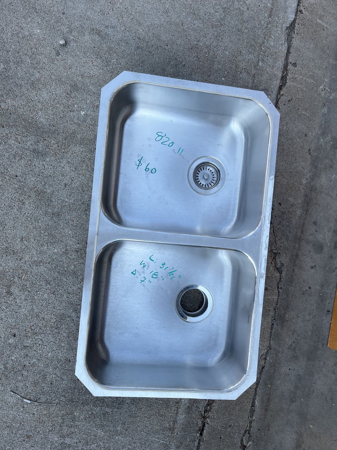Stainless Steel Double Basin Sink – 31 ½ in x 18 in x 7 in [820.11]