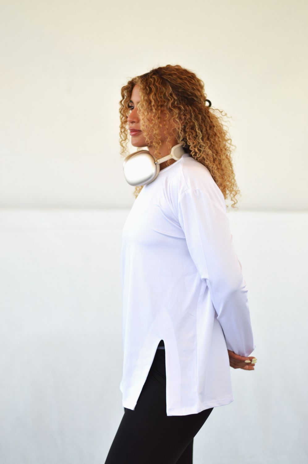 White long-sleeved oversized shirt White long-sleeved oversized shirt
