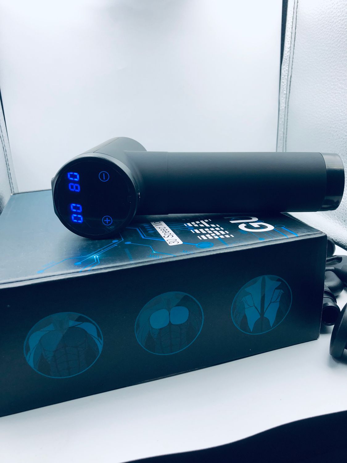 Masażer perkusyjny do mięśni z 30 prędkościami, cichy, z LCD, 6 końcówek.