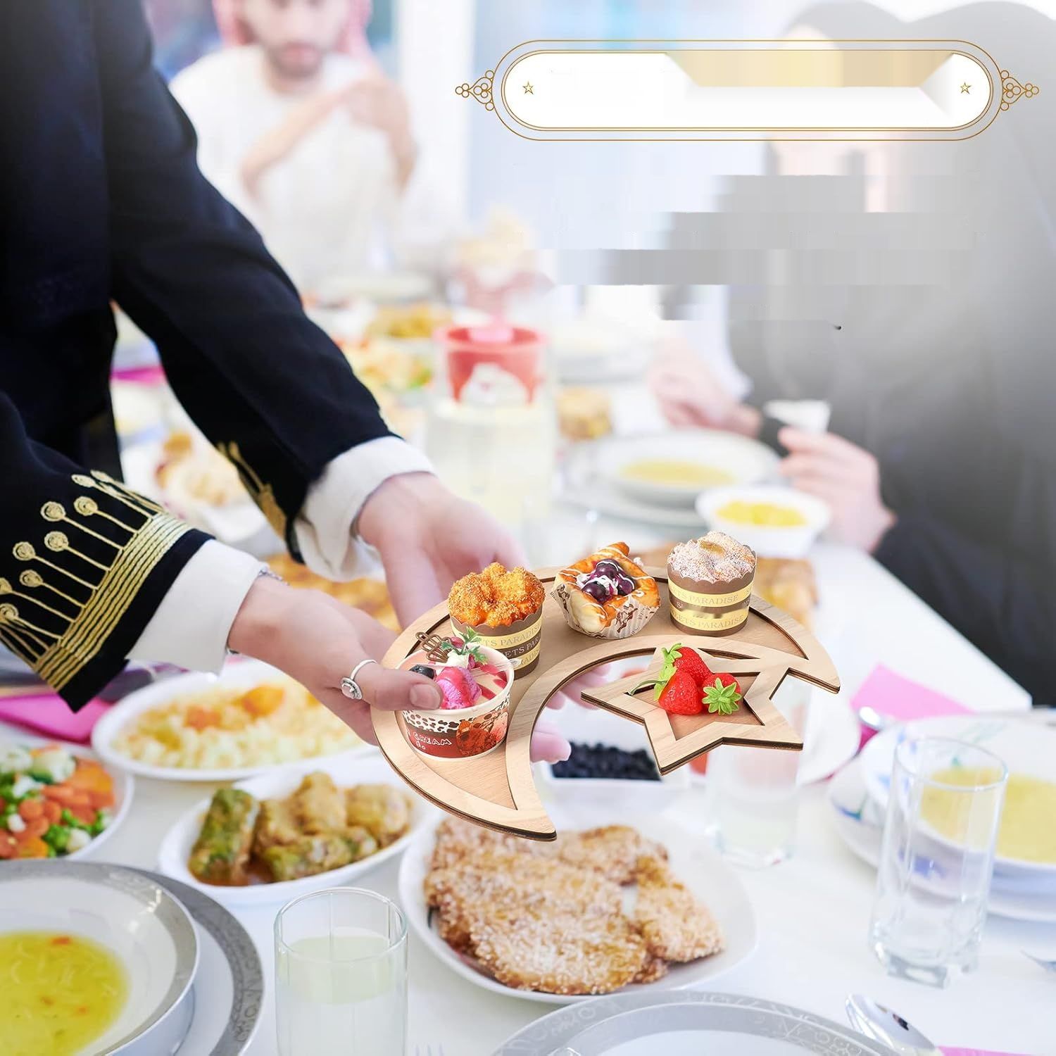 Zestaw 4 tac Ramadan w kształcie Księżyca i Gwiazdy. Drewniane talerze Eid Mubarak.