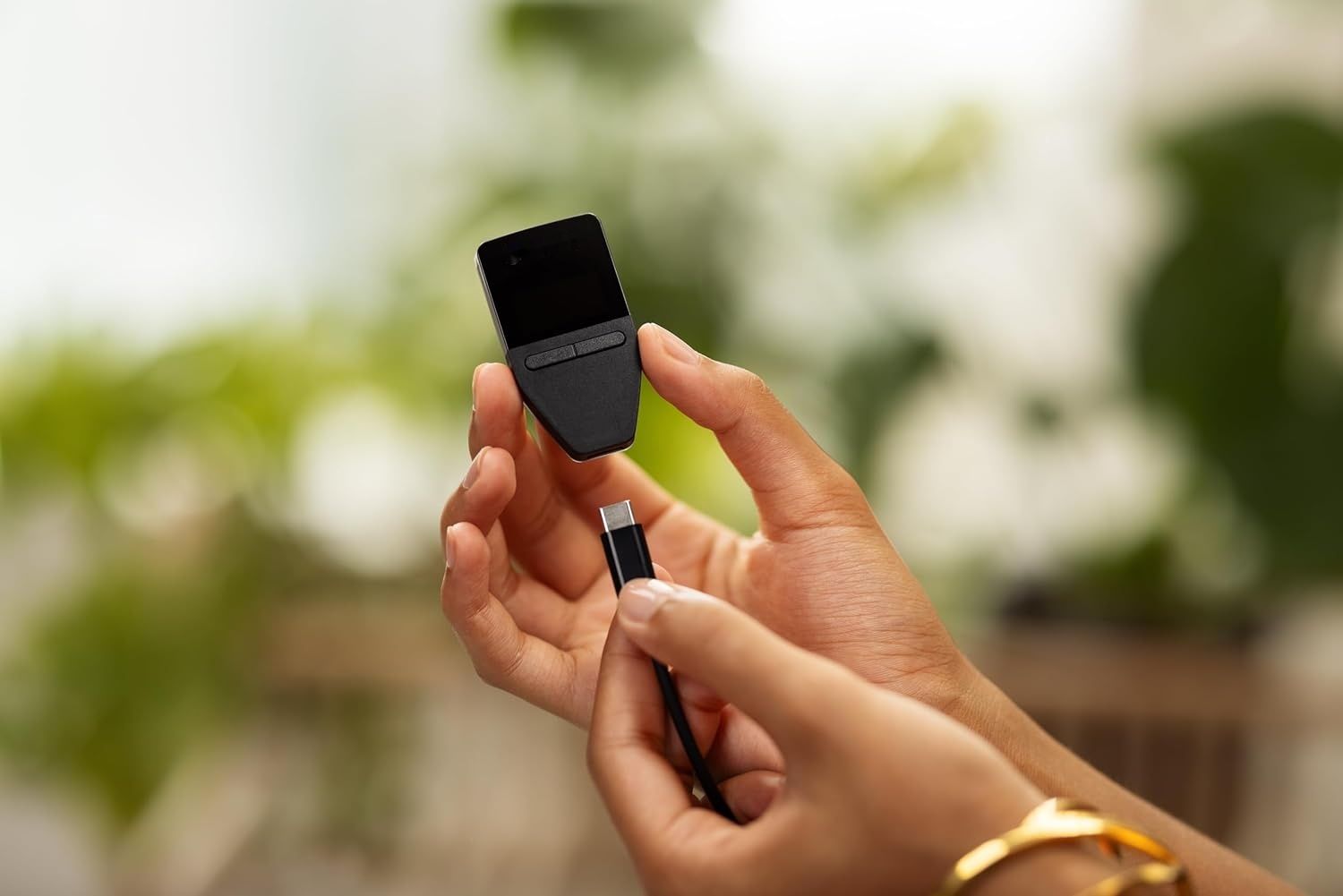 Trezor Safe 3 - sprzętowy portfel kryptowalutowy z bezpiecznym elementem.