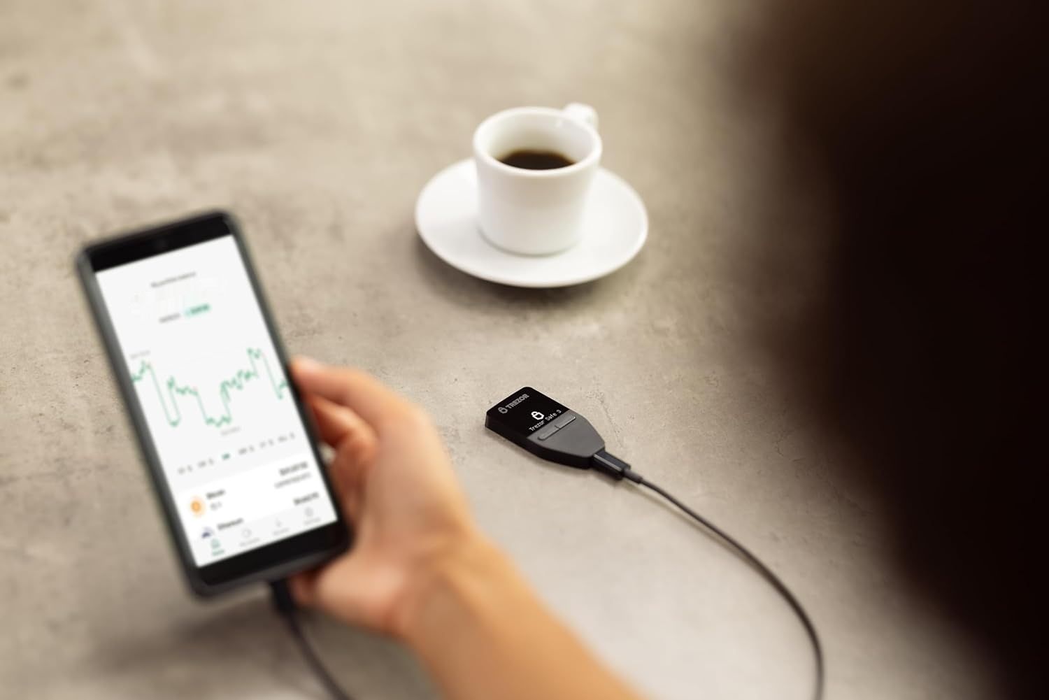 Trezor Safe 3 - sprzętowy portfel kryptowalutowy z bezpiecznym elementem.