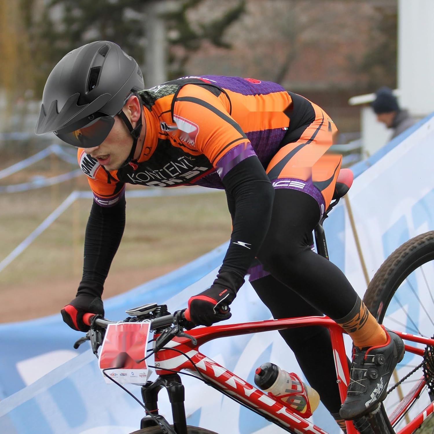 Kask rowerowy M Visor z magnetyczną szybą i osłoną przeciwsłoneczną.