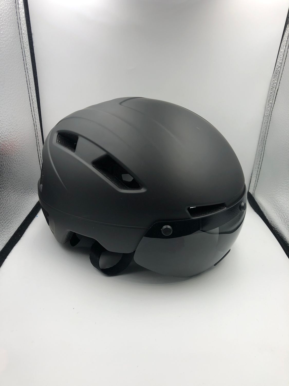 Kask rowerowy M Visor z magnetyczną szybą i osłoną przeciwsłoneczną.