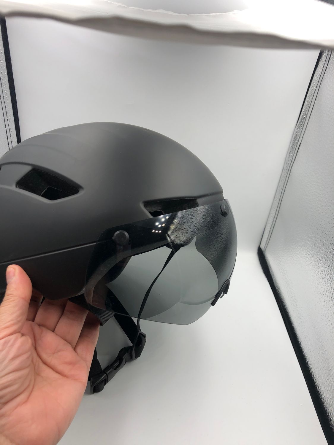 Kask rowerowy M Visor z magnetyczną szybą i osłoną przeciwsłoneczną.