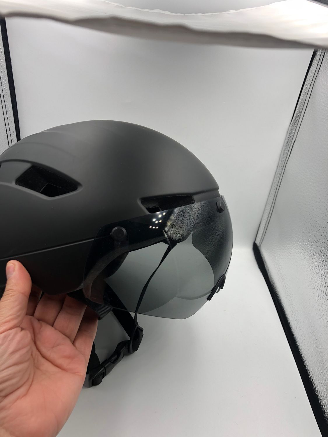 Kask rowerowy M Visor z magnetyczną szybą i osłoną przeciwsłoneczną.