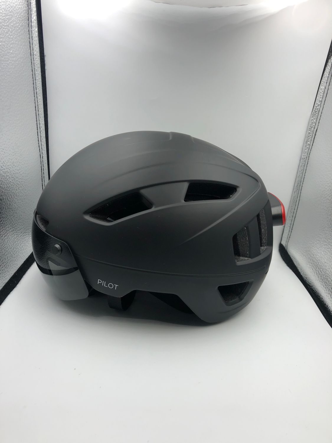 Kask rowerowy M Visor z magnetyczną szybą i osłoną przeciwsłoneczną.