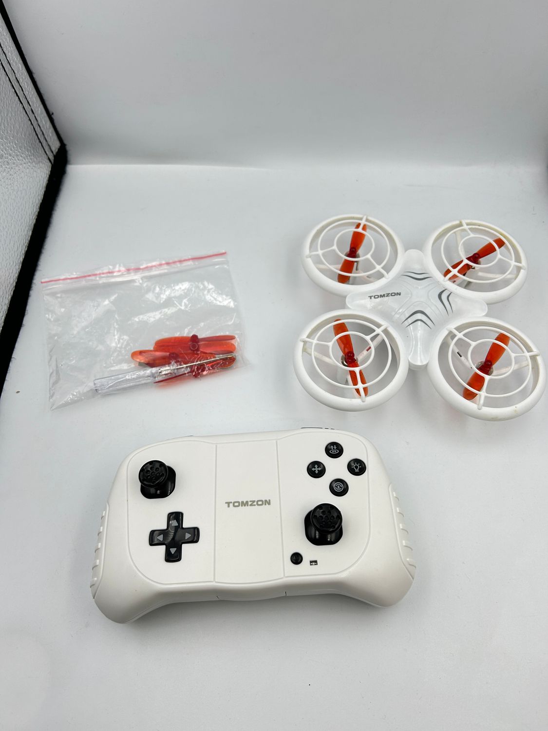 TOMZON Mini dron, niebieskie i zielone LED, quadcopter RC z 2 bateriami