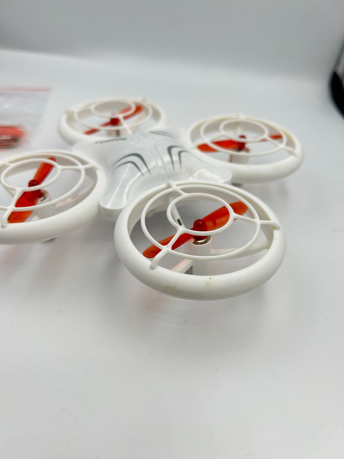 TOMZON Mini dron, niebieskie i zielone LED, quadcopter RC z 2 bateriami