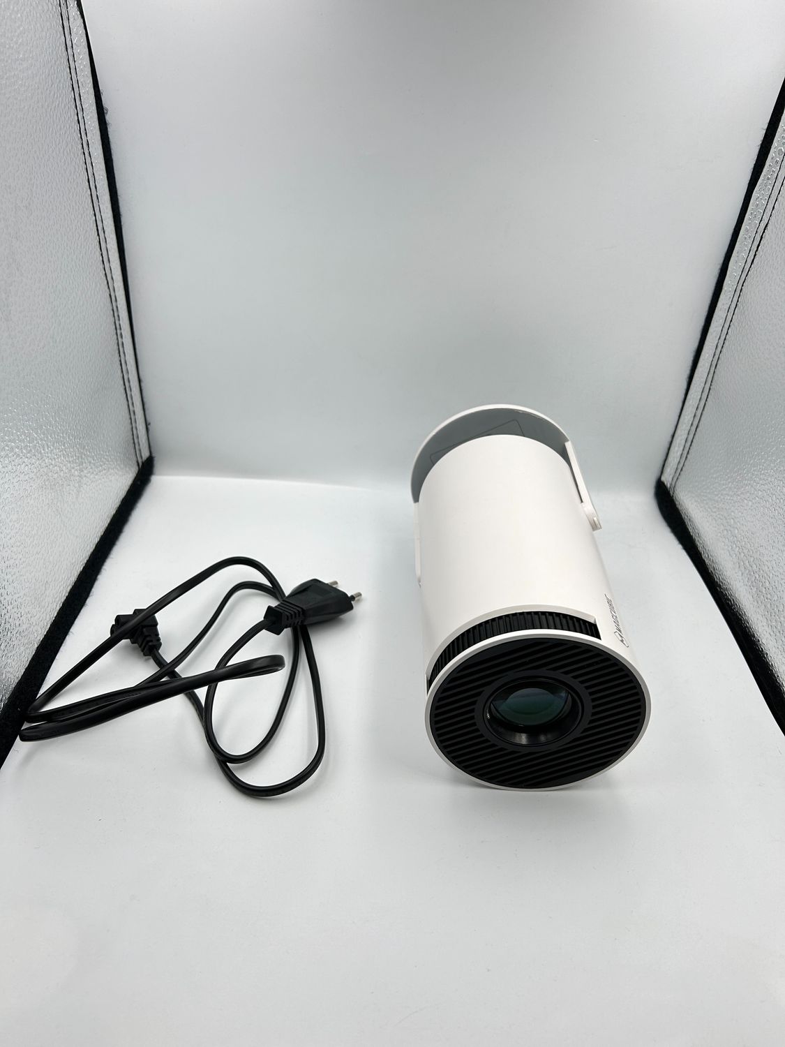 Projektor Valieno 4K 200 ANSI, WiFi 2.4G/5G, 180° design, bez Androida.