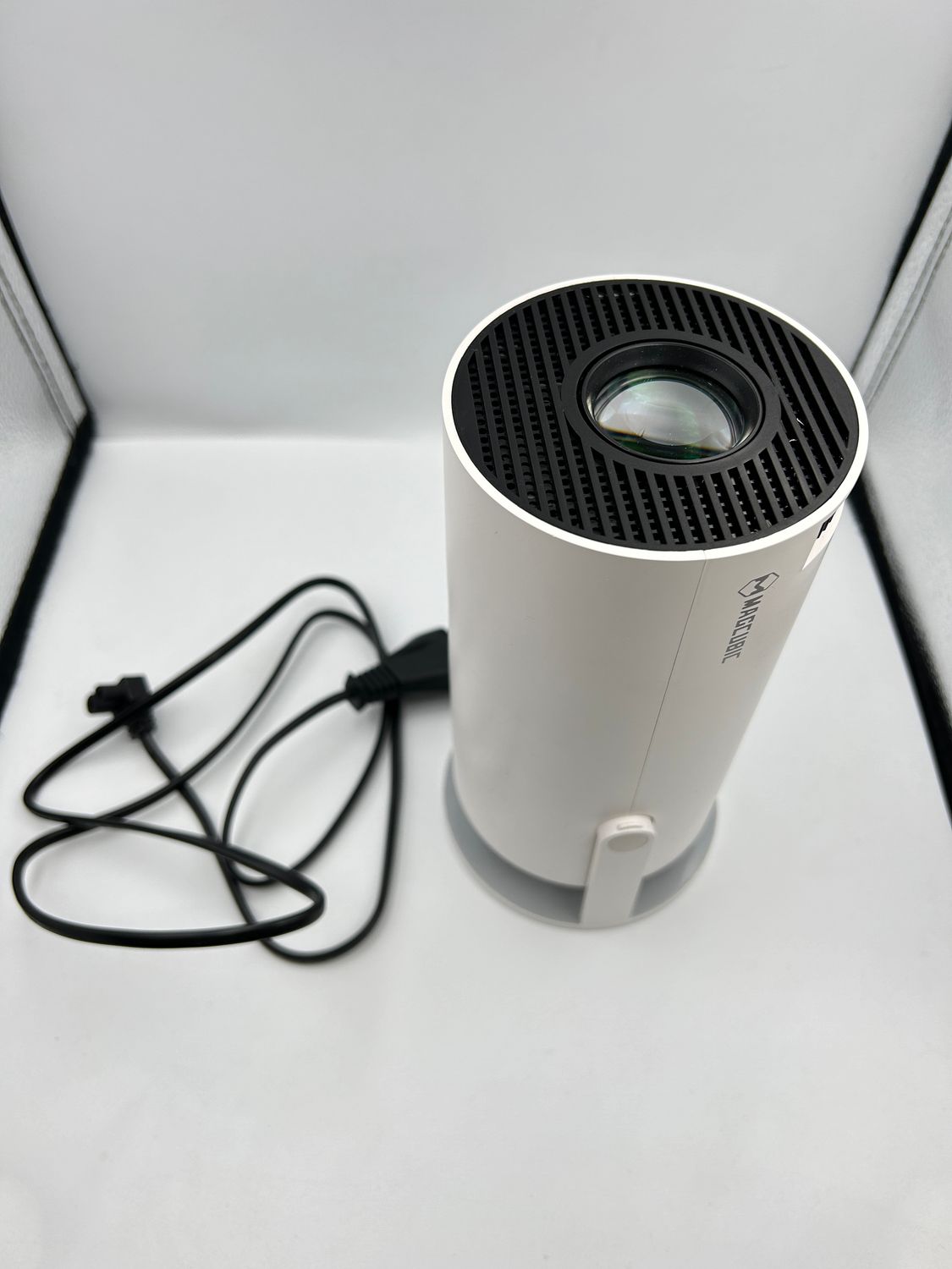 Projektor Valieno 4K 200 ANSI, WiFi 2.4G/5G, 180° design, bez Androida.