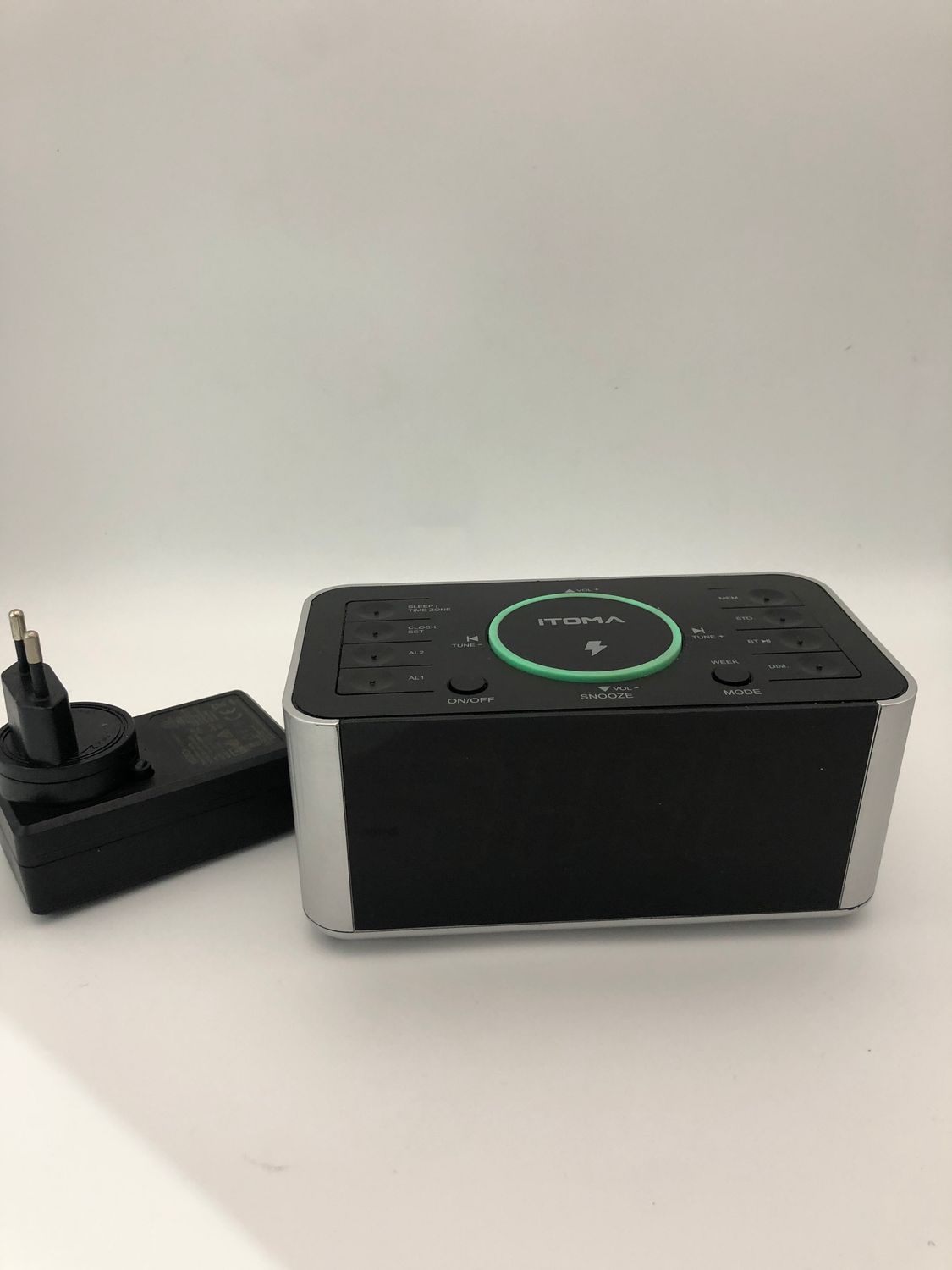 Radiobudzik iToma: radio FM, podwójne alarmy, USB, timer, jasność.