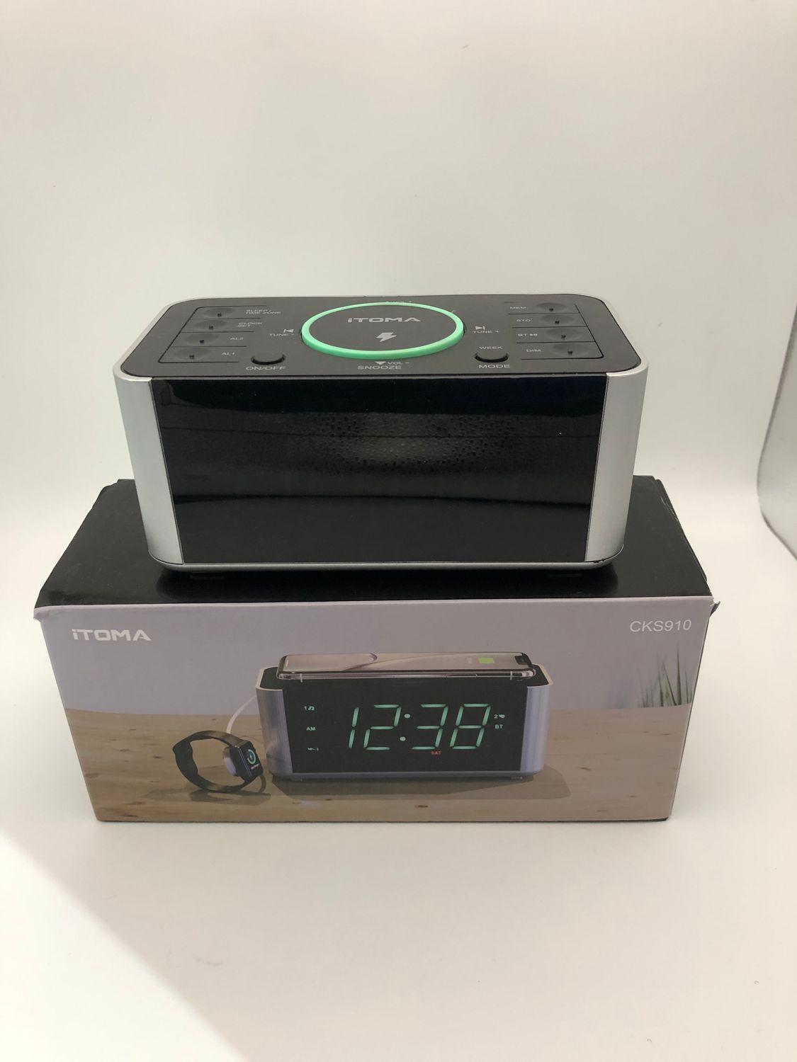 Radiobudzik iToma: radio FM, podwójne alarmy, USB, timer, jasność.