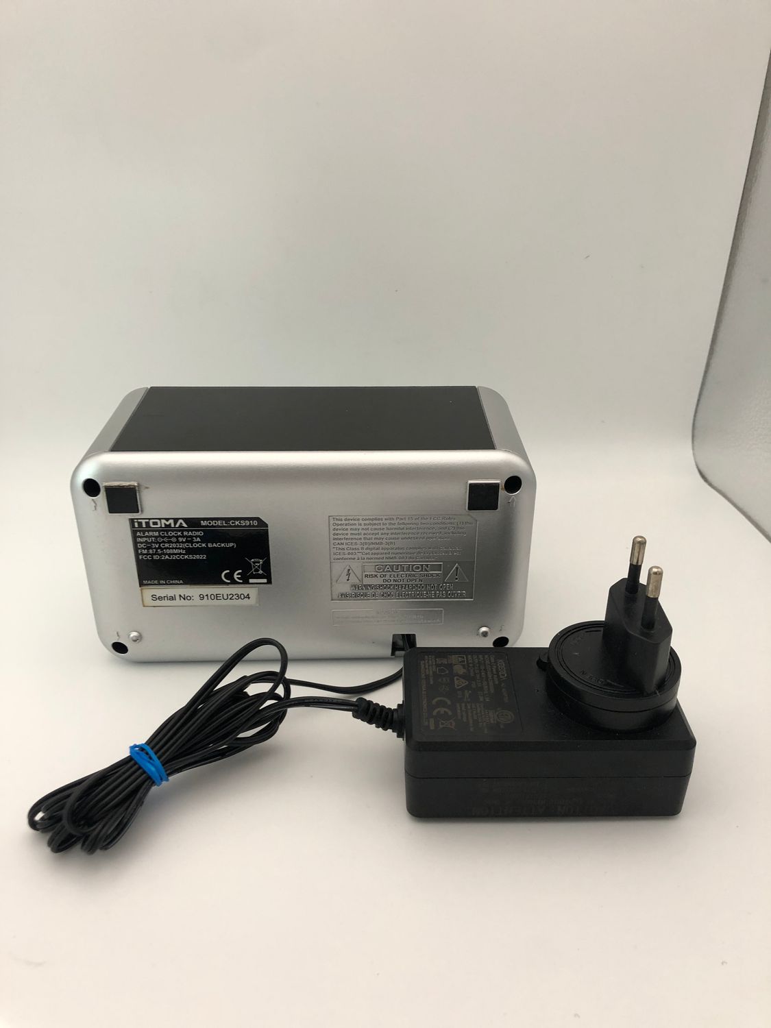 Radiobudzik iToma: radio FM, podwójne alarmy, USB, timer, jasność.