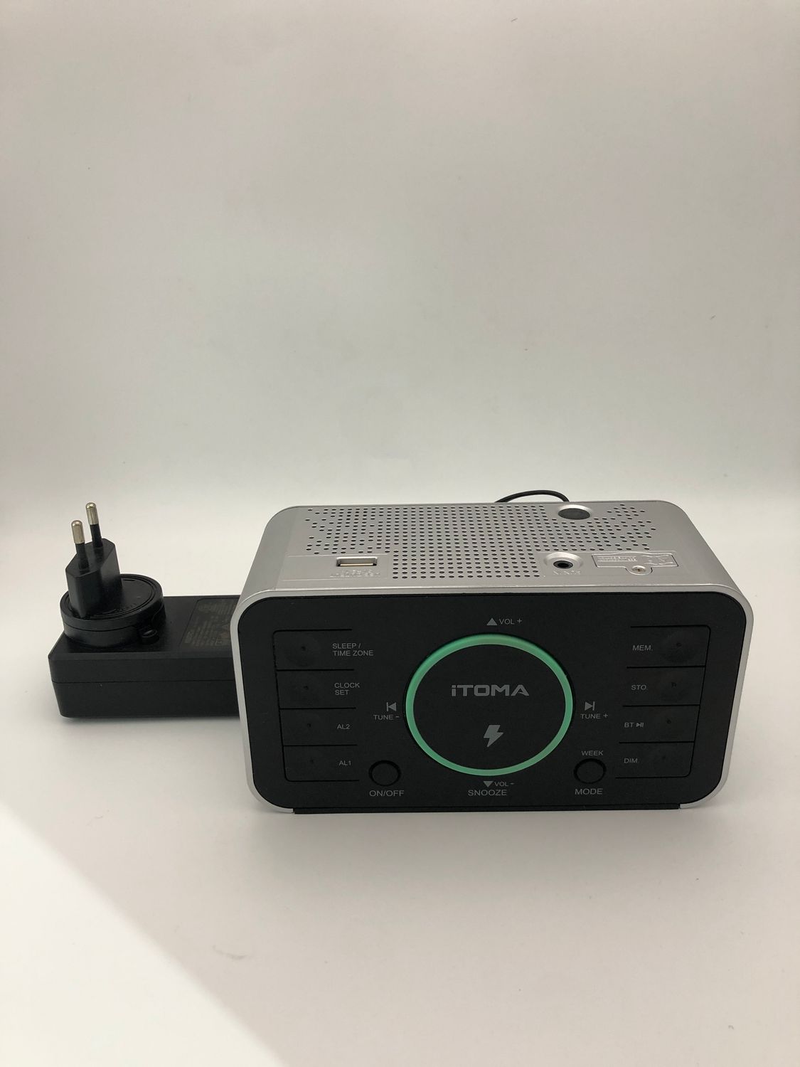 Radiobudzik iToma: radio FM, podwójne alarmy, USB, timer, jasność.