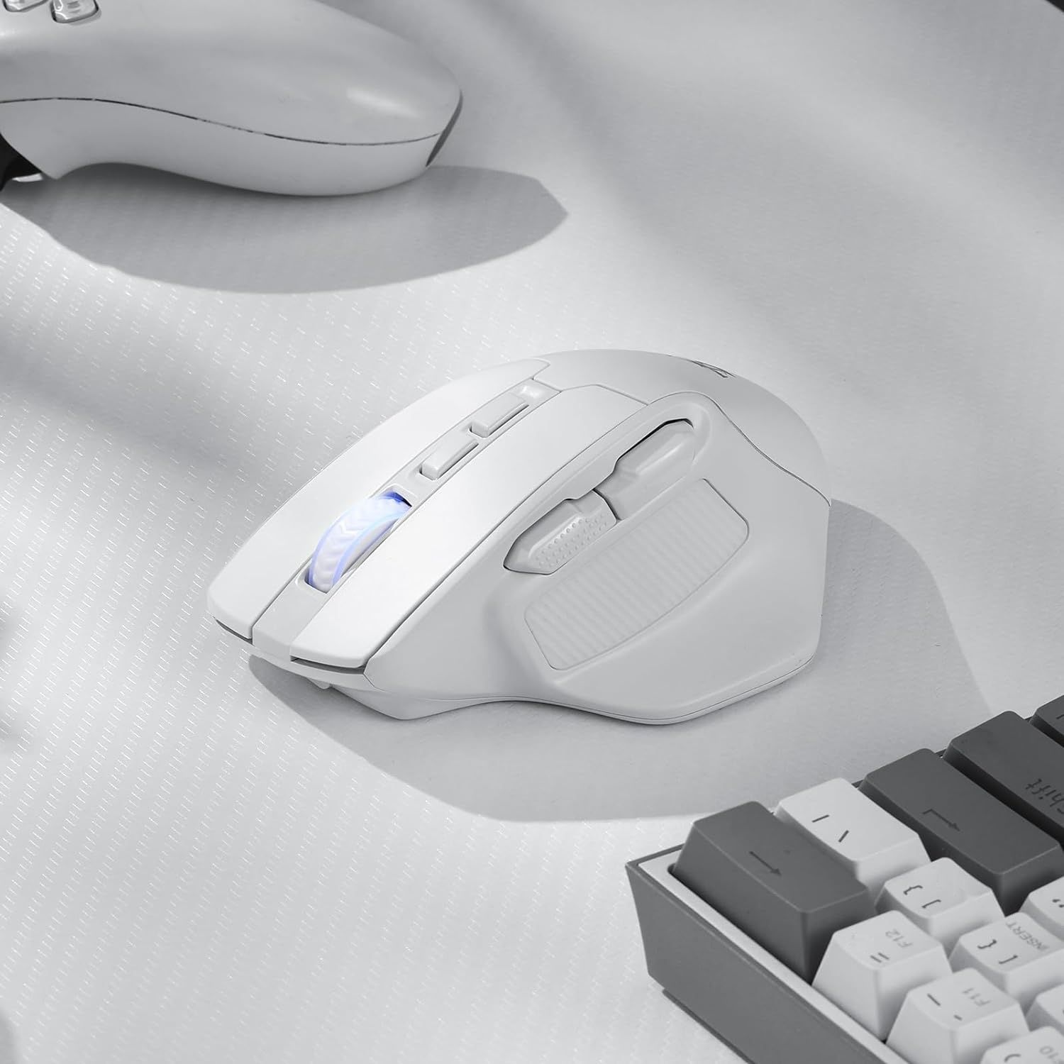 Redragon M806 to bezprzewodowa mysz gamingowa z 7 przyciskami i RGB.