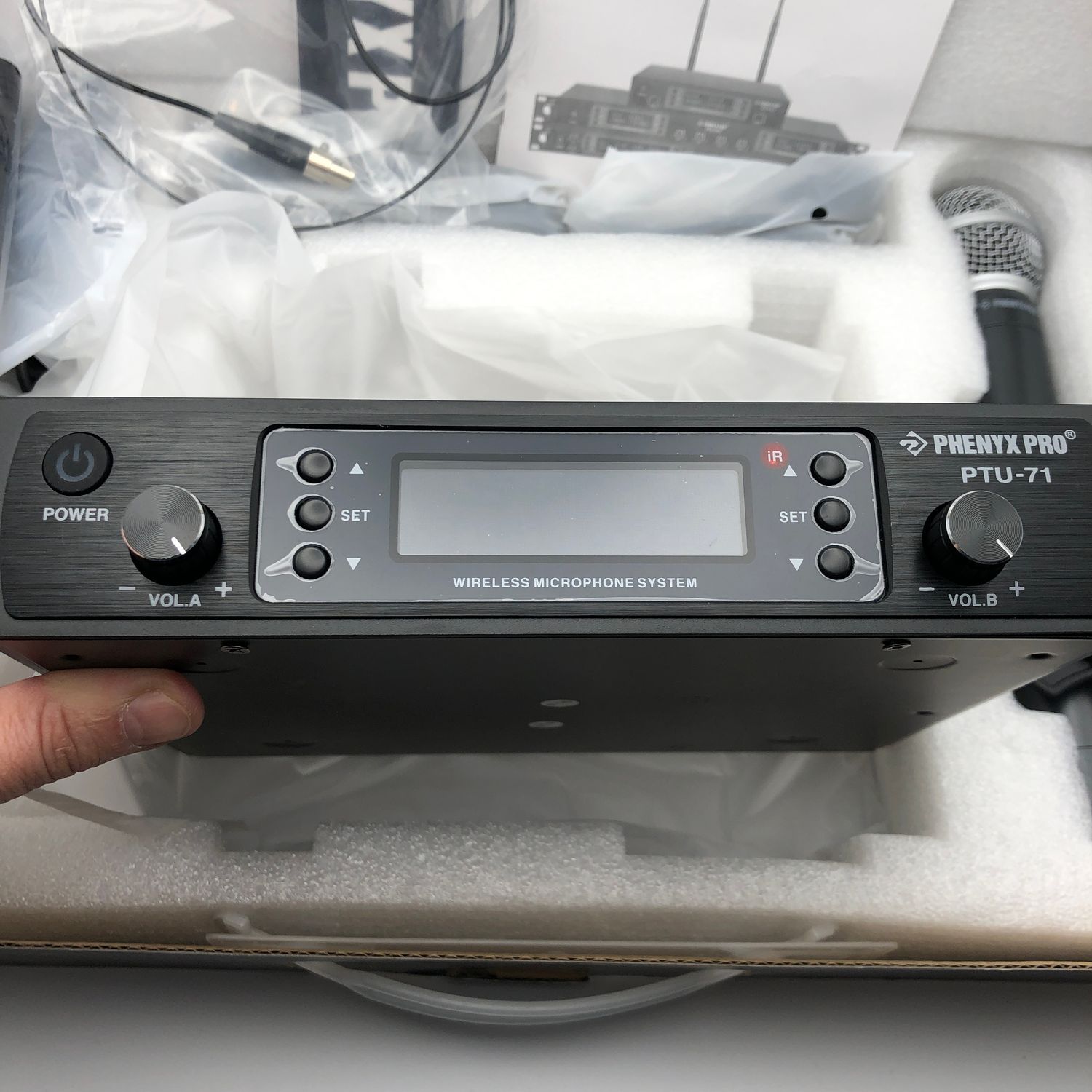 Phenyx Pro PTU-71-1H1B: system bezprzewodowych mikrofonów, 2x100 kanałów UHF.