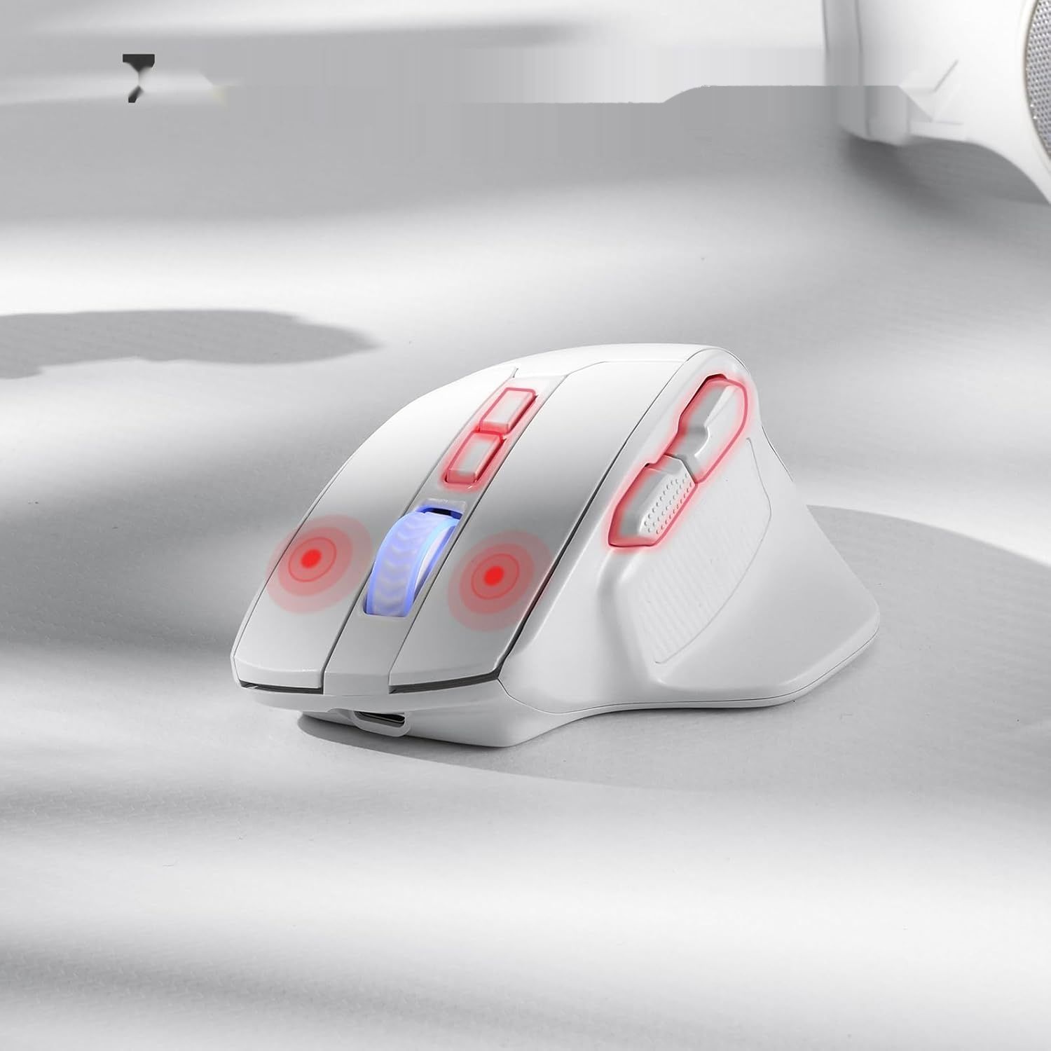 Redragon M806 to bezprzewodowa mysz gamingowa z 7 przyciskami i RGB.