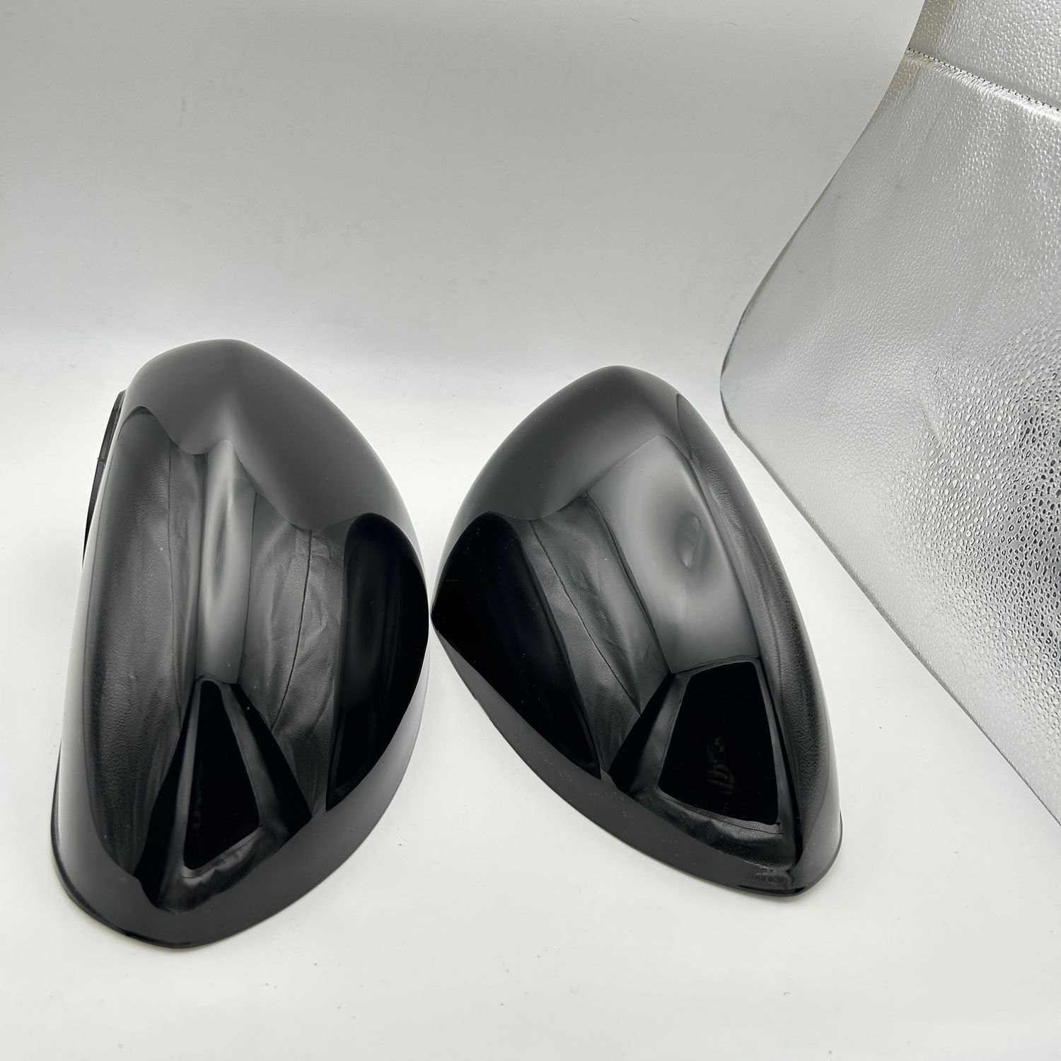 Wymiana nakładek lusterka Opel Corsa D/E 2006-2019, błyszcząca czarna.