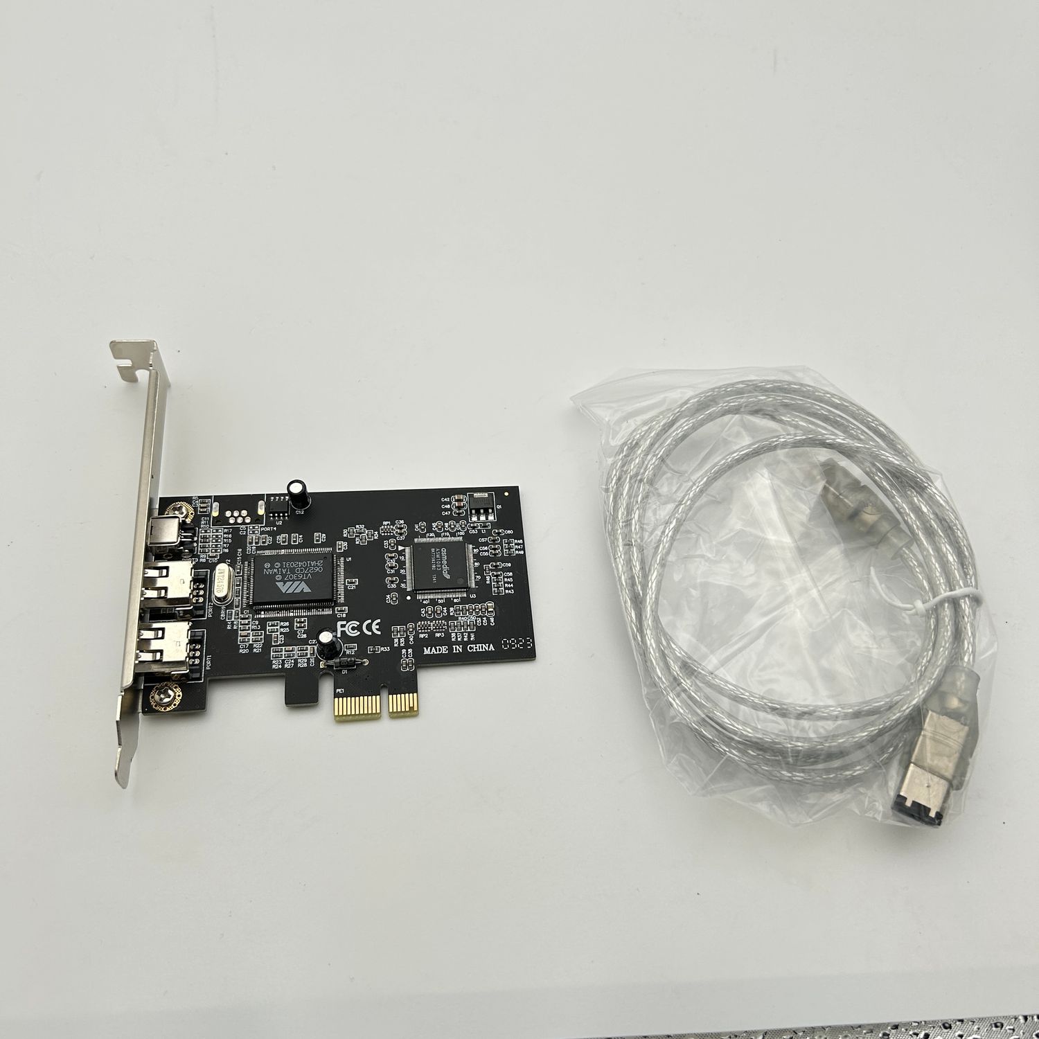 Cuifati PCIe, Kontroler Adapter IEEE 1394, 4 Porty (3x6 Pin, 1x4 Pin).