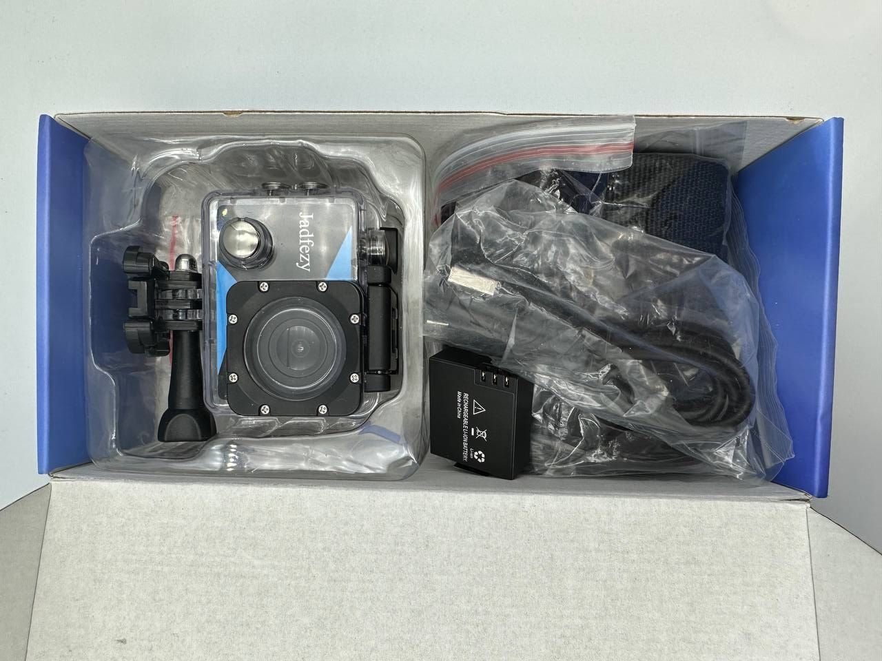 Jadfezy Action Cam FHD 1080p / 12 MP, kamera podwodna, wodoszczelna do 30 m, szerokokątna kamera sportowa 140°, akumulator 900 mAh i zestaw akcesoriów