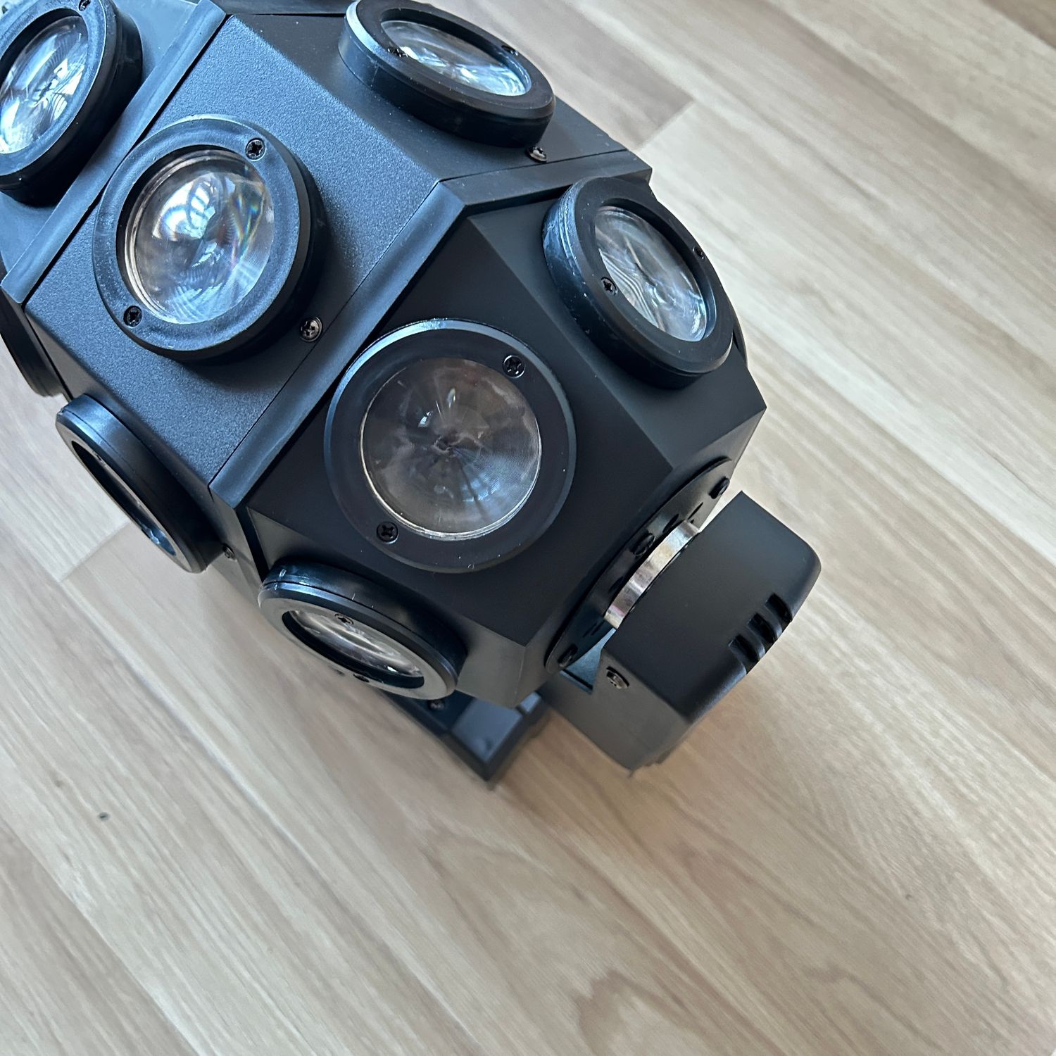 Moving Head 180 W LED Disco Light to wszechstronne oświetlenie RGBW.
