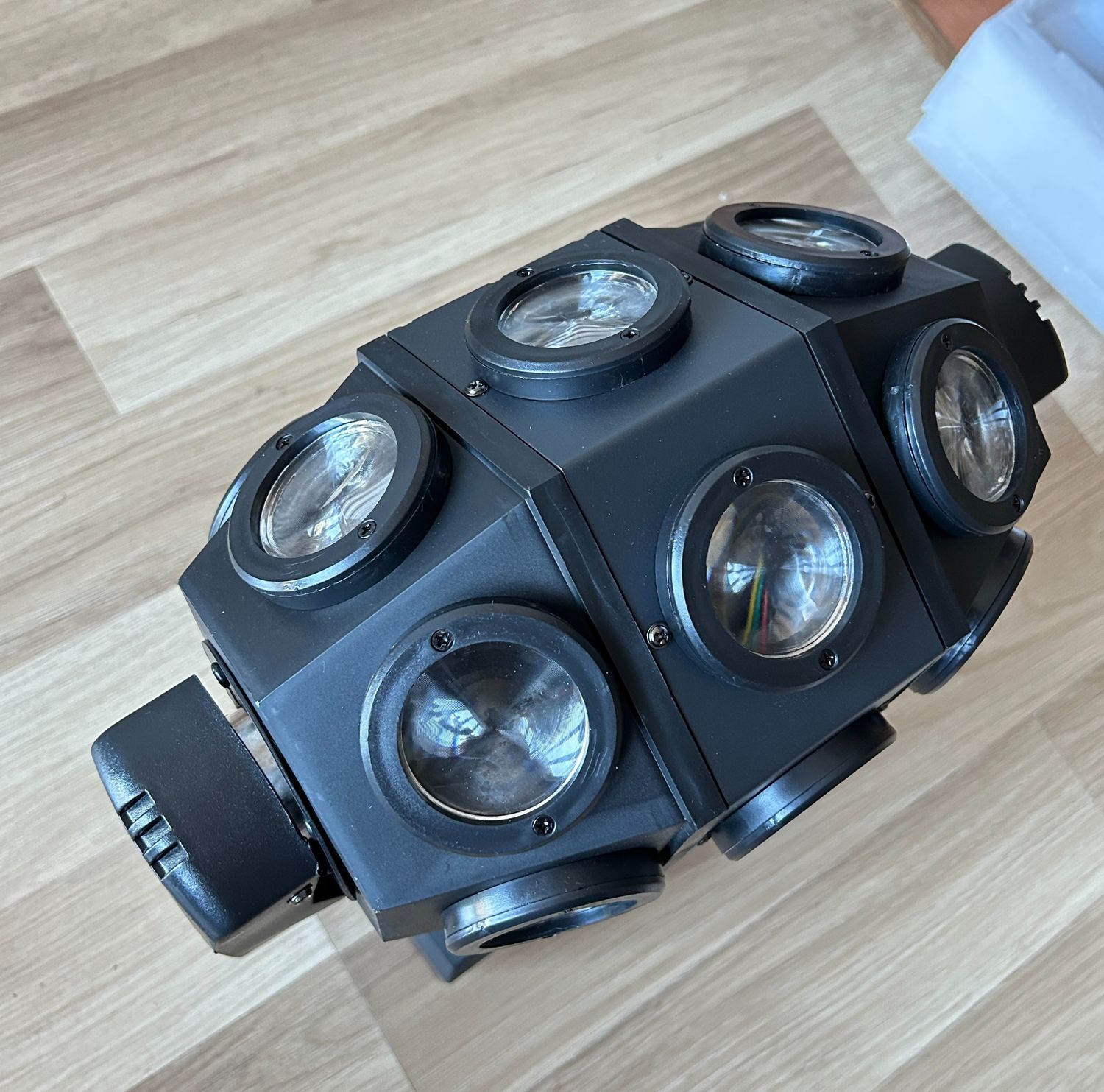 Moving Head 180 W LED Disco Light to wszechstronne oświetlenie RGBW.