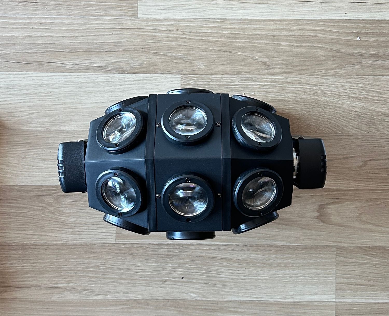 Moving Head 180 W LED Disco Light to wszechstronne oświetlenie RGBW.