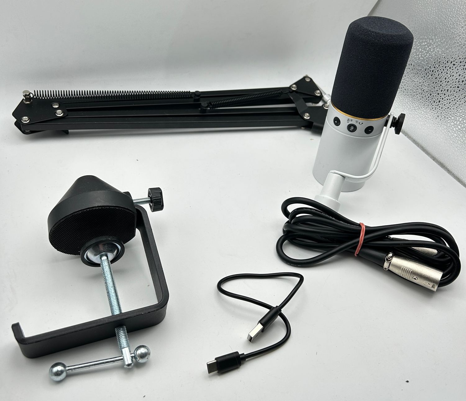 Mikrofon TONOR USB/XLR TD510+ z wysięgnikiem do podcastów i nagrań.