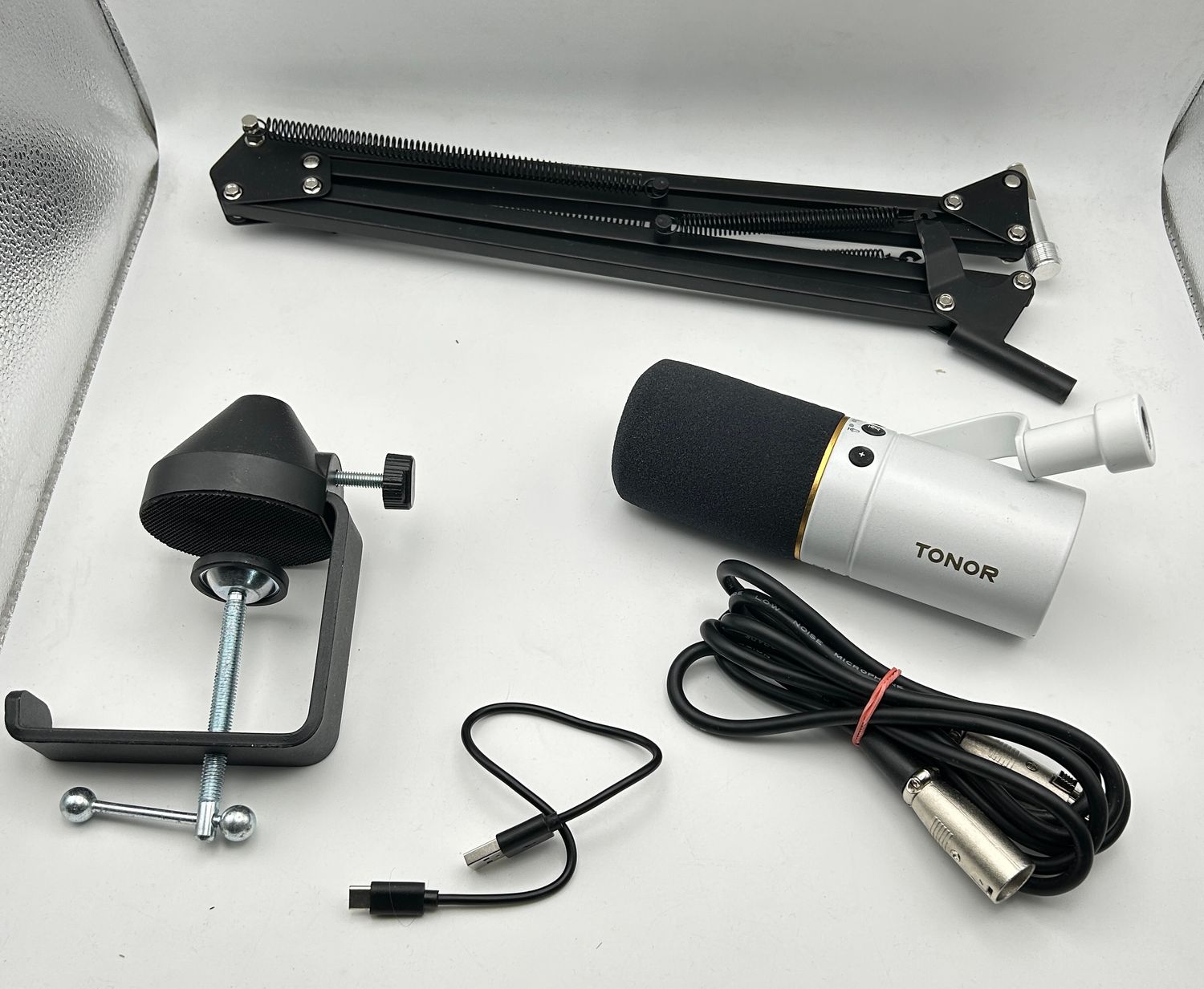 Mikrofon TONOR USB/XLR TD510+ z wysięgnikiem do podcastów i nagrań.