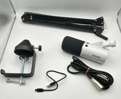 Mikrofon TONOR USB/XLR TD510+ z wysięgnikiem do podcastów i nagrań.