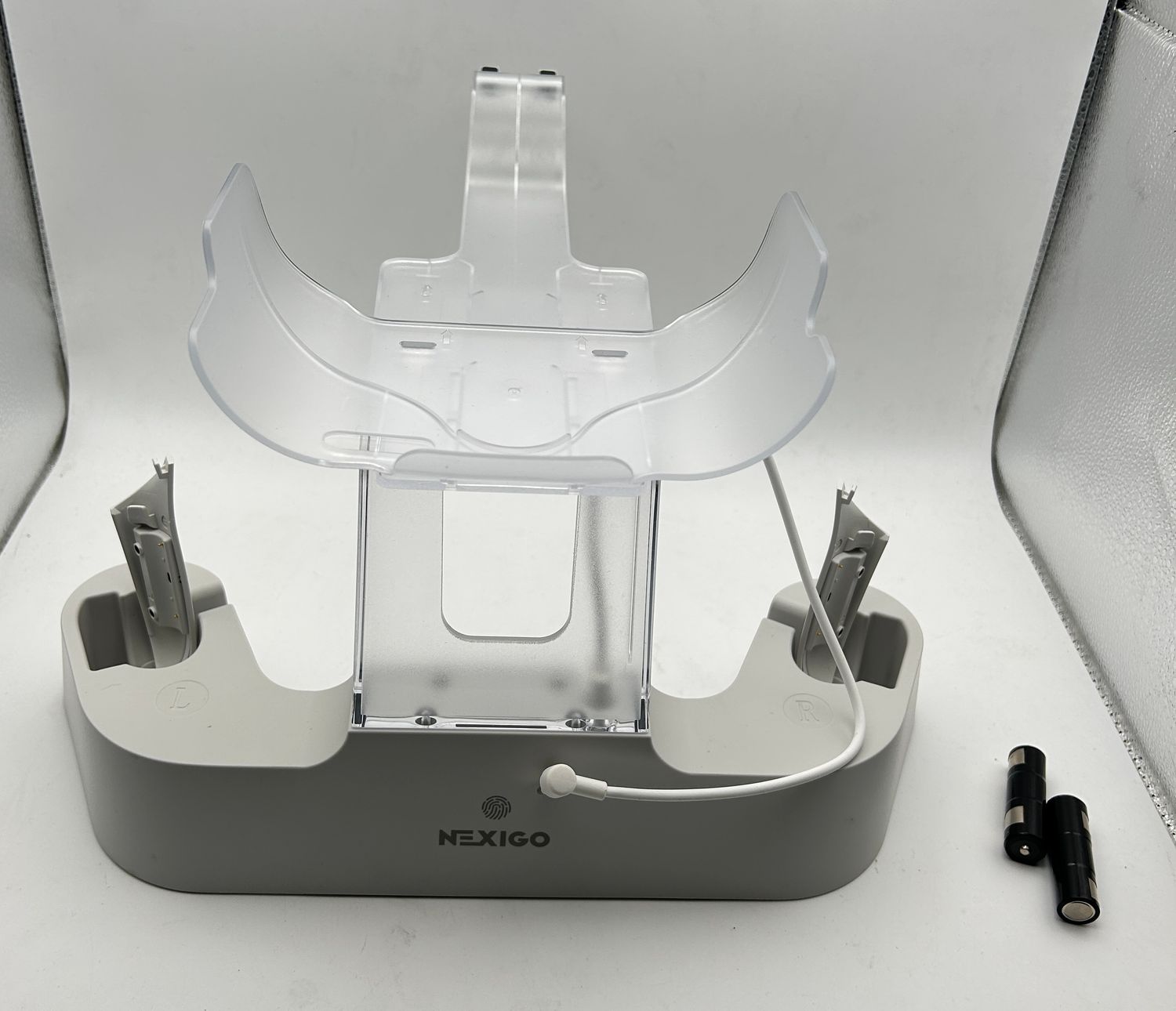 NexiGo Ulepszona stacja ładująca z LED do Oculus Quest 3, biała