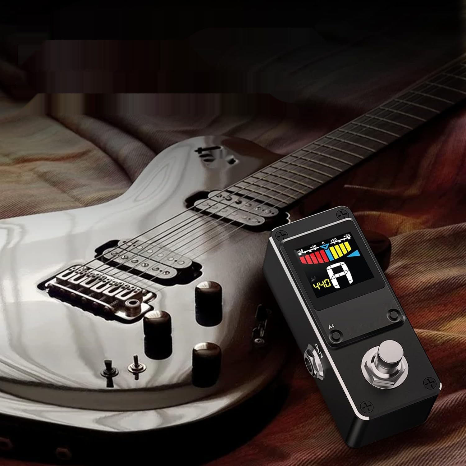 Mini chromatyczny tuner do gitary i basu z wyświetlaczem LCD.