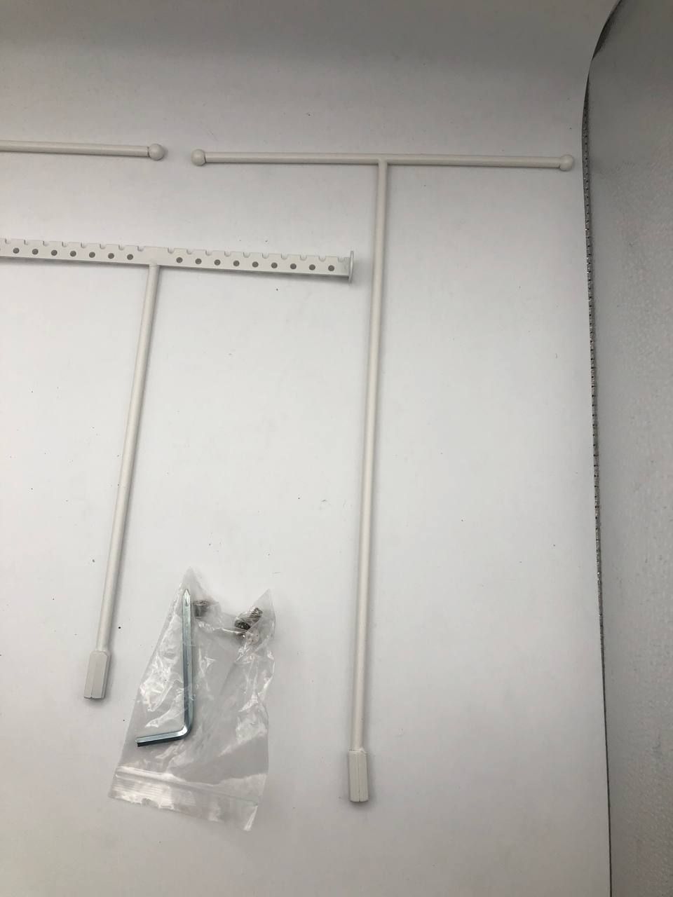 Stojak na biżuterię JUPELI: nowoczesny design, regulowana wysokość, taca.